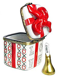 candy kiss in hugs and kisses valentine Limoges box